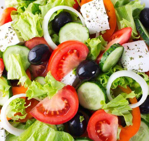 Gezond eten met kerstmis met hulp van een salade