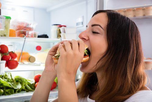 Vrouw eet grote sandwich