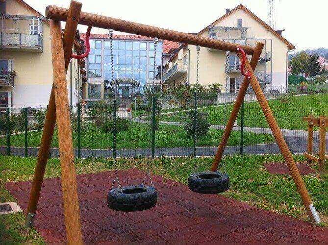 Een schommel van oude banden