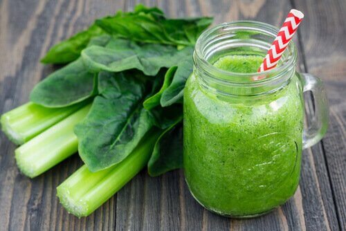 Selderij en smoothie