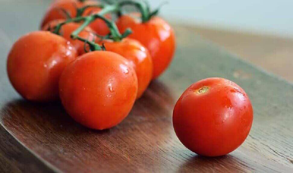 Vergrote poriën verkleinen met tomaten