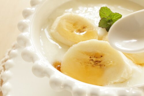 Veganistische yoghurt en banaan