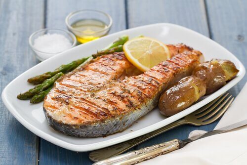 Bord met gebakken vis en groente
