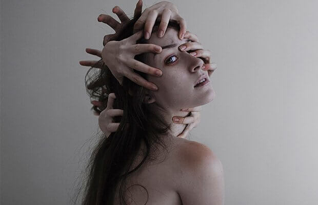 Handen die aan een vrouw trekken