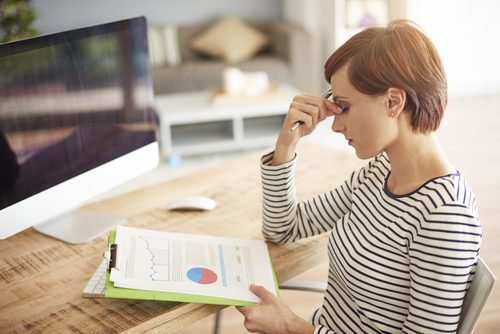 Vrouw houdt neusbrug vast