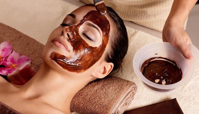 Vrouw met bruin gezichtsmasker
