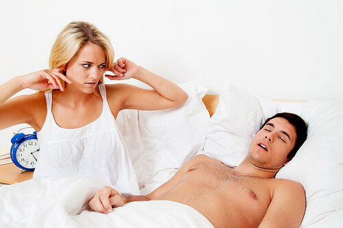 Snurkende man en gefrustreerde vrouw