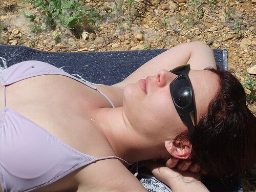 Vrouw ligt in de zon in bikini