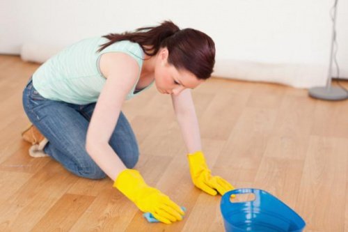 Vrouw maakt de vloer schoon