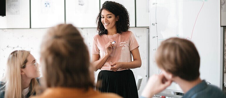 Lachende docente met krullend zwart haar