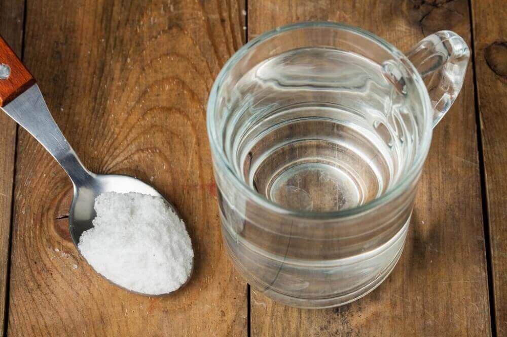 Glas waterstofperoxide en een lepel baking soda