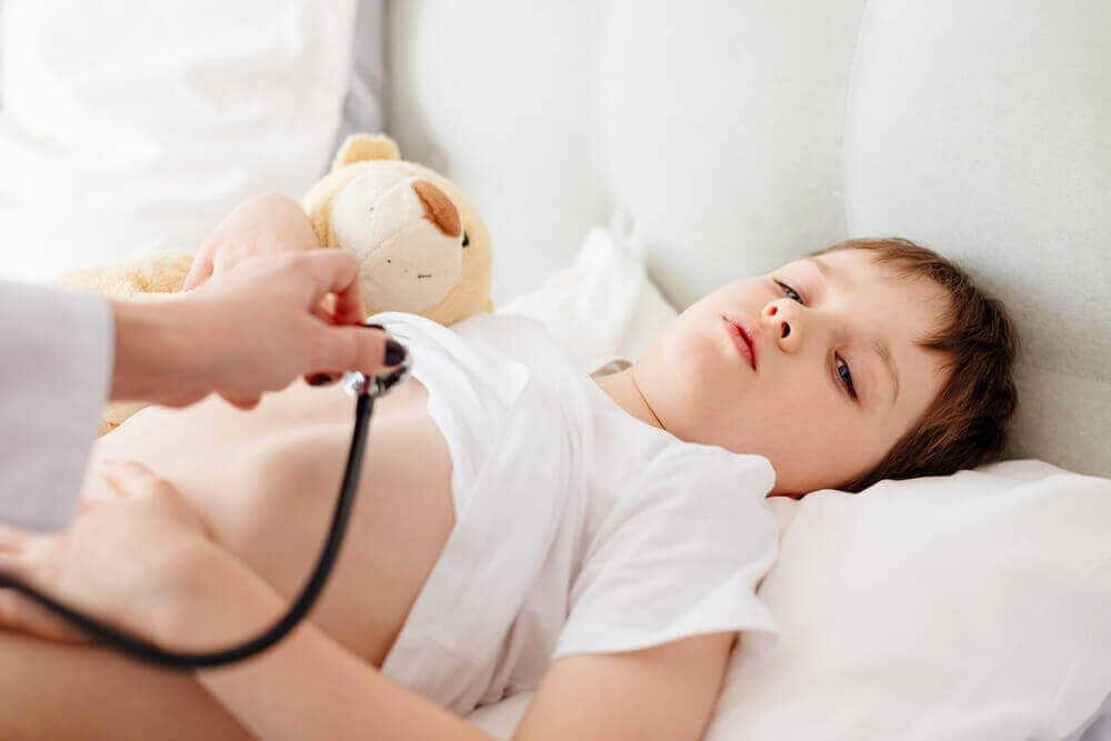 Jongen met beertje wordt door een arts nagekeken