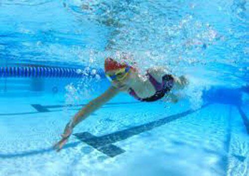 Onderwater foto van een zwemmende vrouw