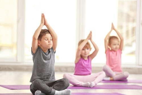 Yoga voor kinderen heeft drie fantastische voordelen te bieden