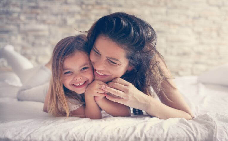 Invloed van de kindertijd: moeder en dochter knuffelen