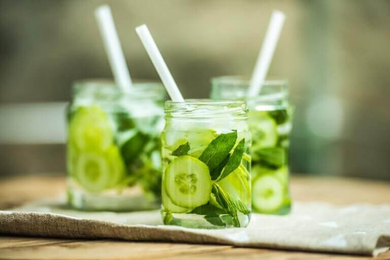 Drinken van komkommersap