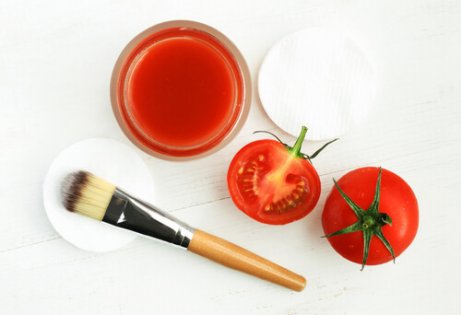Wallen onder de ogen aanpakken met tomaat