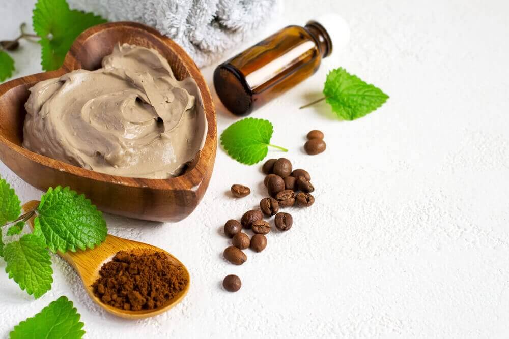 Wallen onder de ogen aanpakken met muntblaadjes