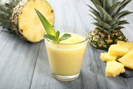 Smoothies met avocado en ananas