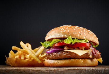 Hamburgers zijn te vermijden ongezonde voedingsmiddelen