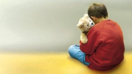 Gevoeligheid voor geluiden is één van de tekenen van autisme