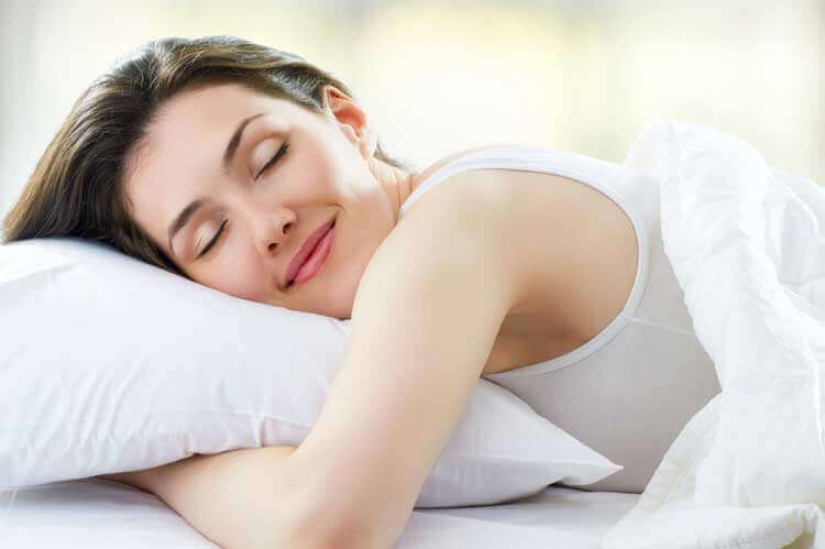Vrouw zorgt voor comfortabele omgeving om beter te slapen