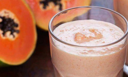 Smoothie van papaja en amandelmelk is gemakkelijk te bereiden