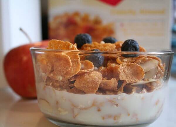 Yoghurt met cornflakes