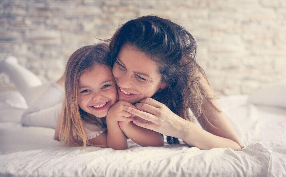 Een sterkere moeder-kindrelatie door met elkaar te lachen