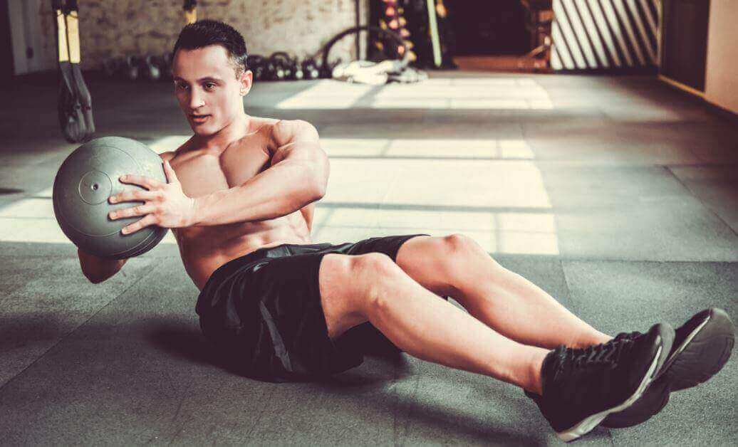 Man die oefeningen doet om mooie buikspieren te krijgen