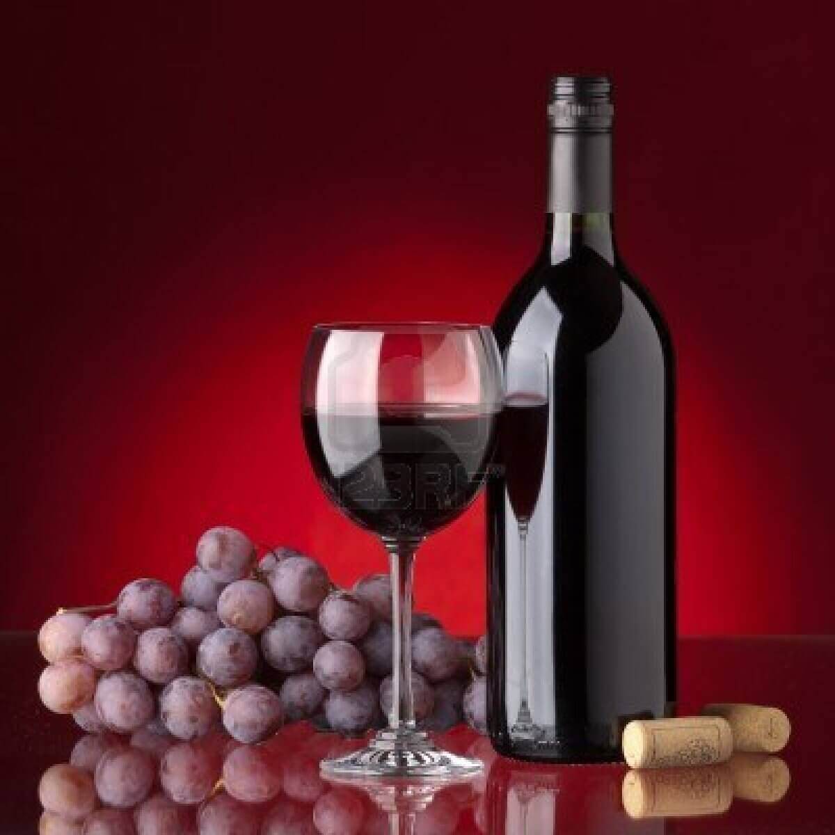 Fles wijn en rode druiven