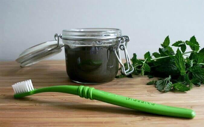 Tandenborstel met natuurlijke remedie