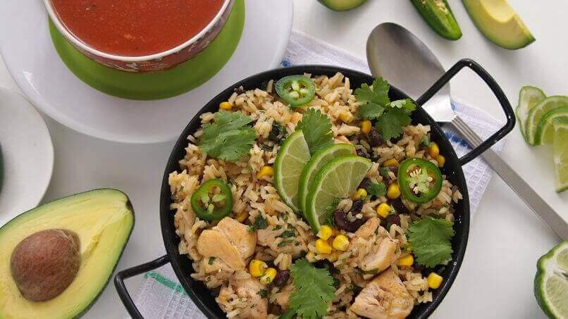 Rijstgerecht met groene rijst