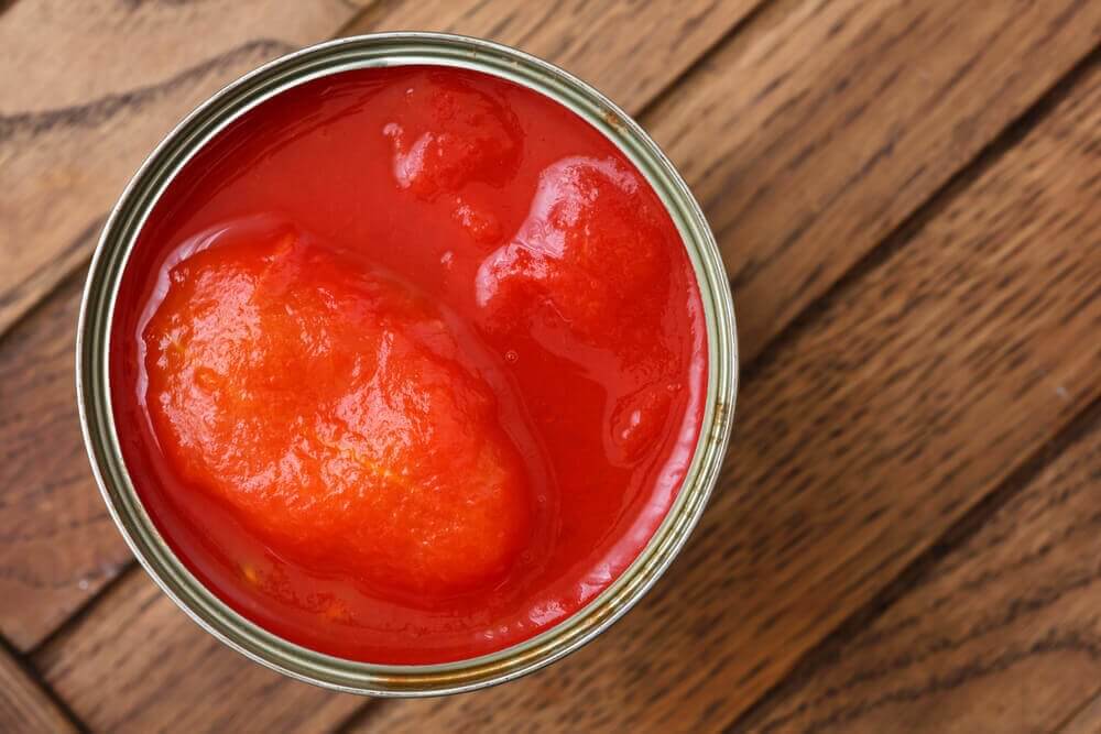 Tomaten in blik zijn te vermijden ongezonde voedingsmiddelen