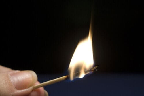 Brandende lucifer met zwarte achtergrond
