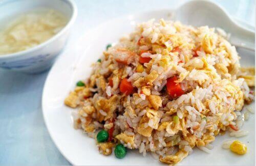 De saus van Chinese rijst met kip en honing