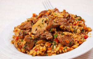 Probeer dit recept voor Chinese rijst met kip en honing