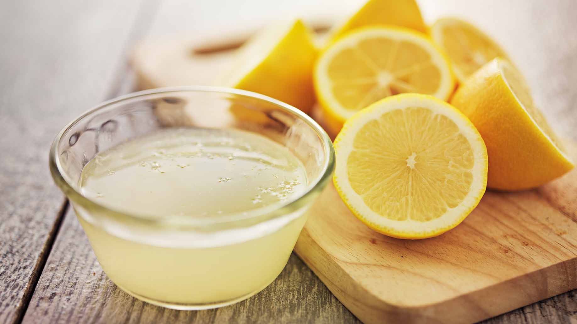 Gesneden citroen en een schaaltje citroensap