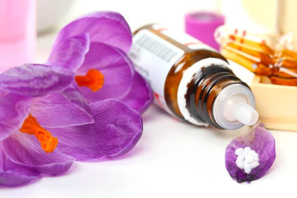 Flesje bachbloesem en paarse bloemen