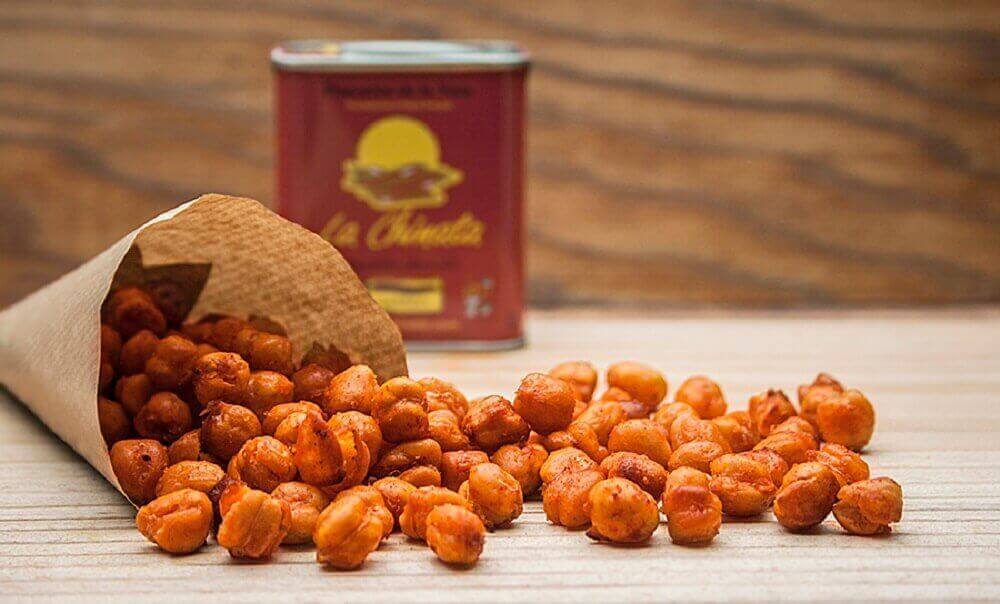 Papieren zakje met geroosterde kikkererwten