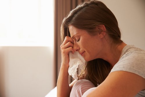 Huilende vrouw met zakdoek in haar handen