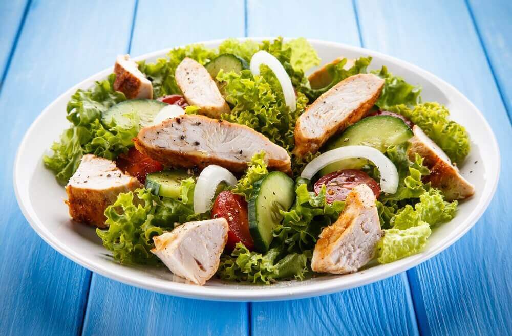 Salade met kip gebruiken voor je voorgerechten 