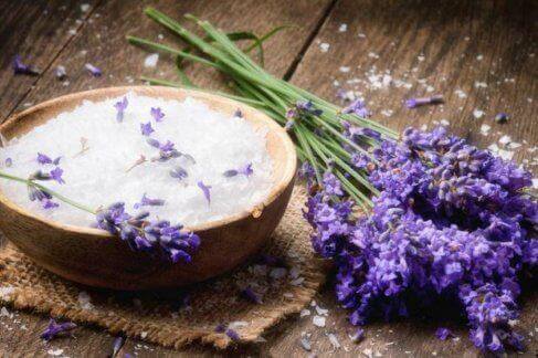 Exfoliërende bodyscrubs voor de droge huid met lavendel