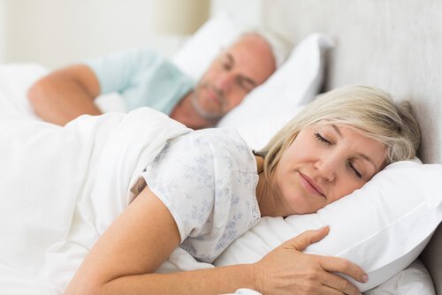 Man en vrouw onder wit dekbed