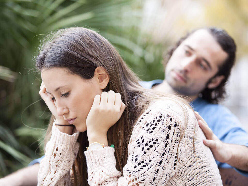 Man wrijft met zijn hand over de rug van de vrouw