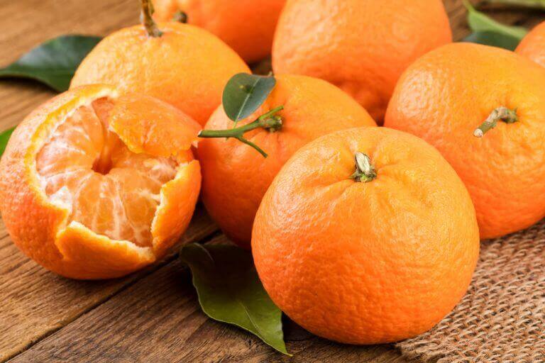 Hele clementines en clementine met open schil