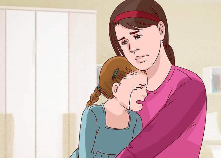 Vrouw knuffelt huilende dochter