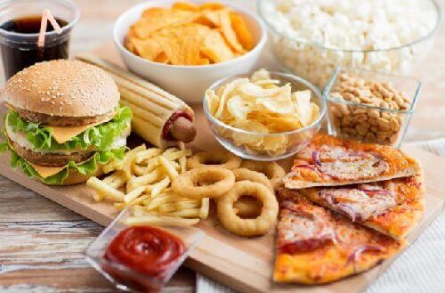 Hamburger, patat, pizza en chips