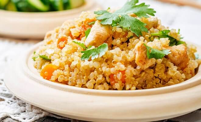 Bord met quinoa en kip