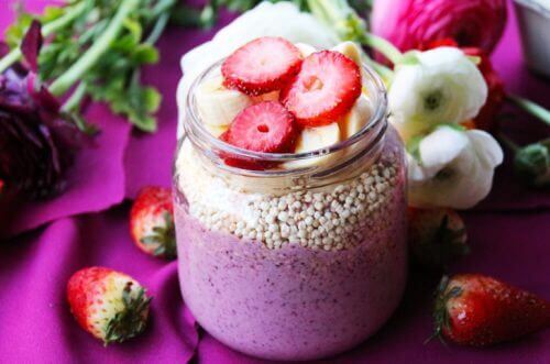 Glazen pot met quinoa, yoghurt en aardbeien